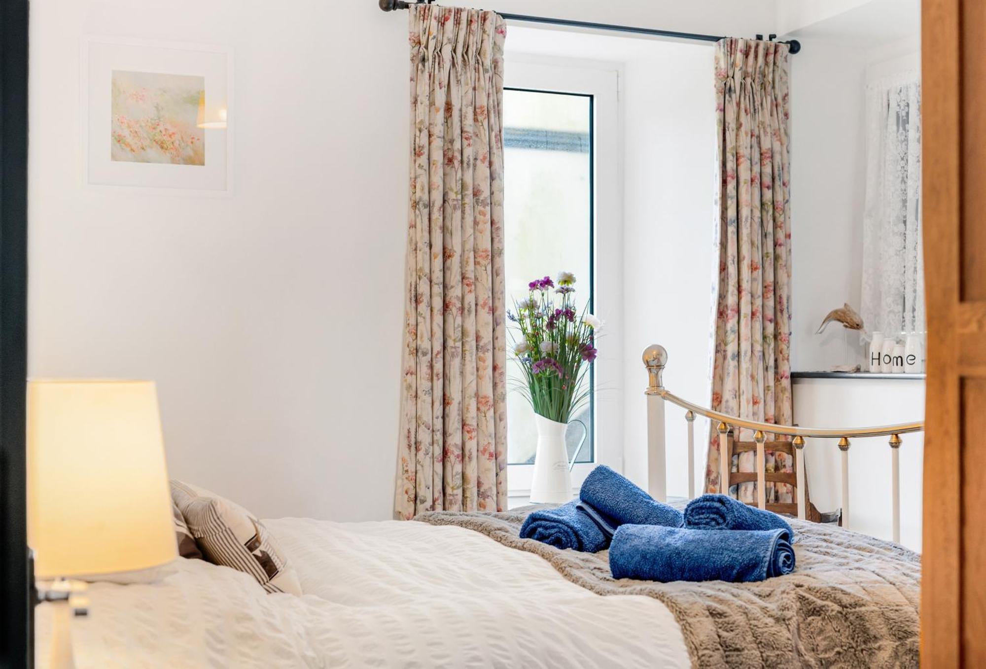 Journeys End With Stunning Sea Views From The Headland Villa Coverack Exterior foto